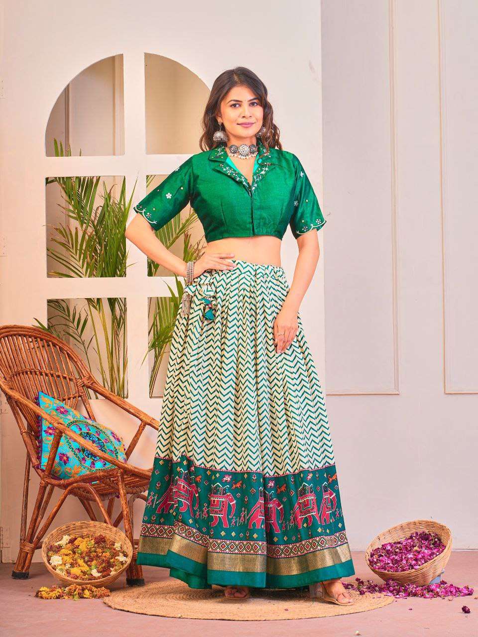 YaR0zL.jpg Women's Tussar Silk Patola Print Lehenga Choli Set with Foil Work - Image 15