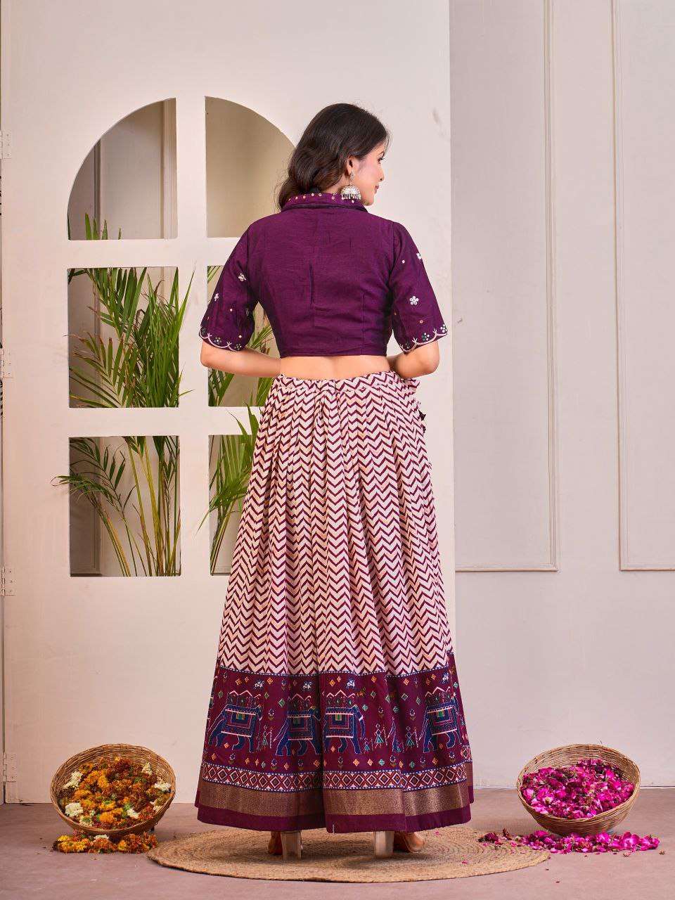 kGuz1y.jpg Women's Tussar Silk Patola Print Lehenga Choli Set with Foil Work - Image 5