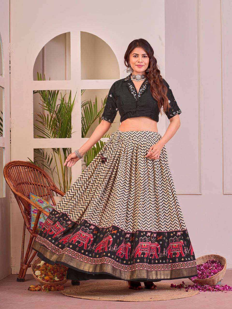 z89iRW.jpg Women's Tussar Silk Patola Print Lehenga Choli Set with Foil Work - Image 8